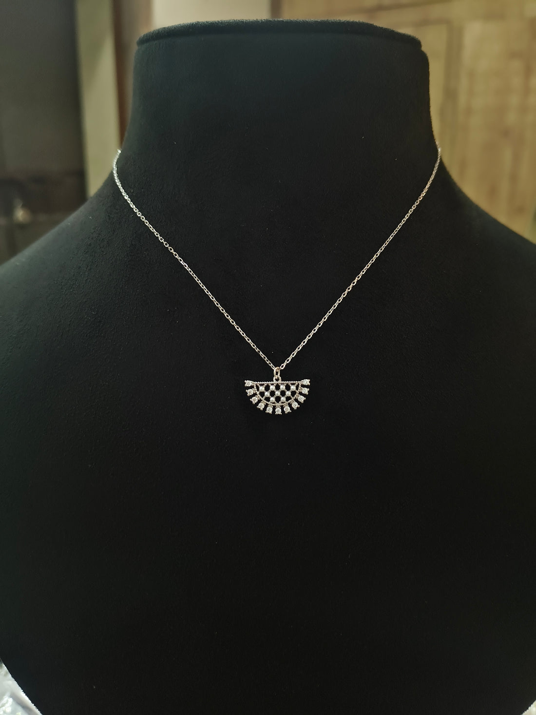 "शुद्ध चाँदी" Half Moon Pearl Italian Chain Pendant