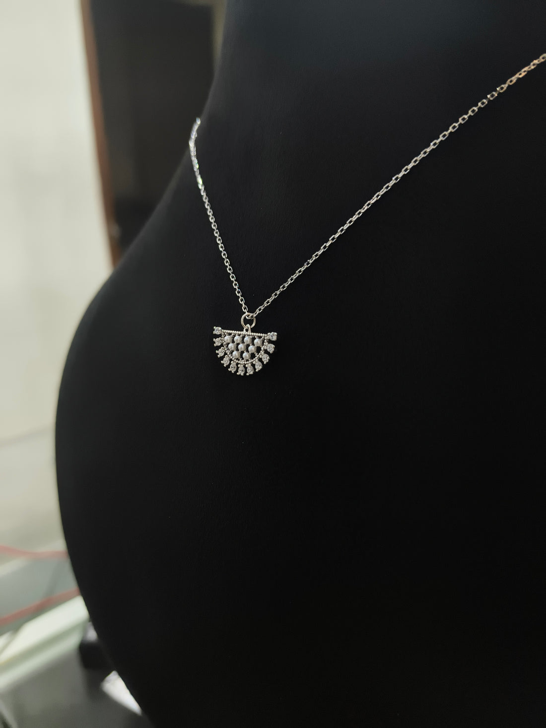 "शुद्ध चाँदी" Half Moon Pearl Italian Chain Pendant