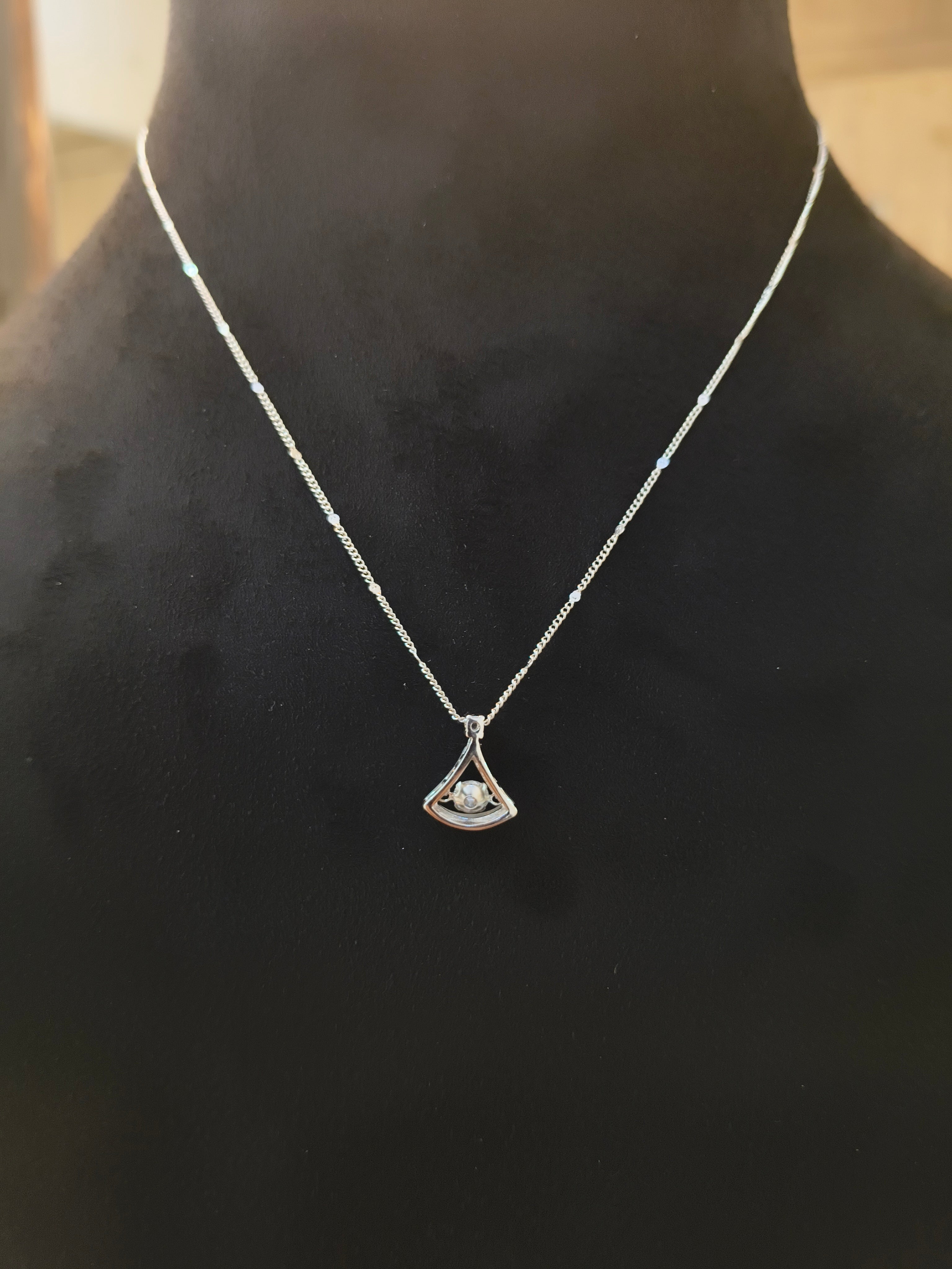 "शुद्ध चाँदी" Dancing Diamond Chain Pendant