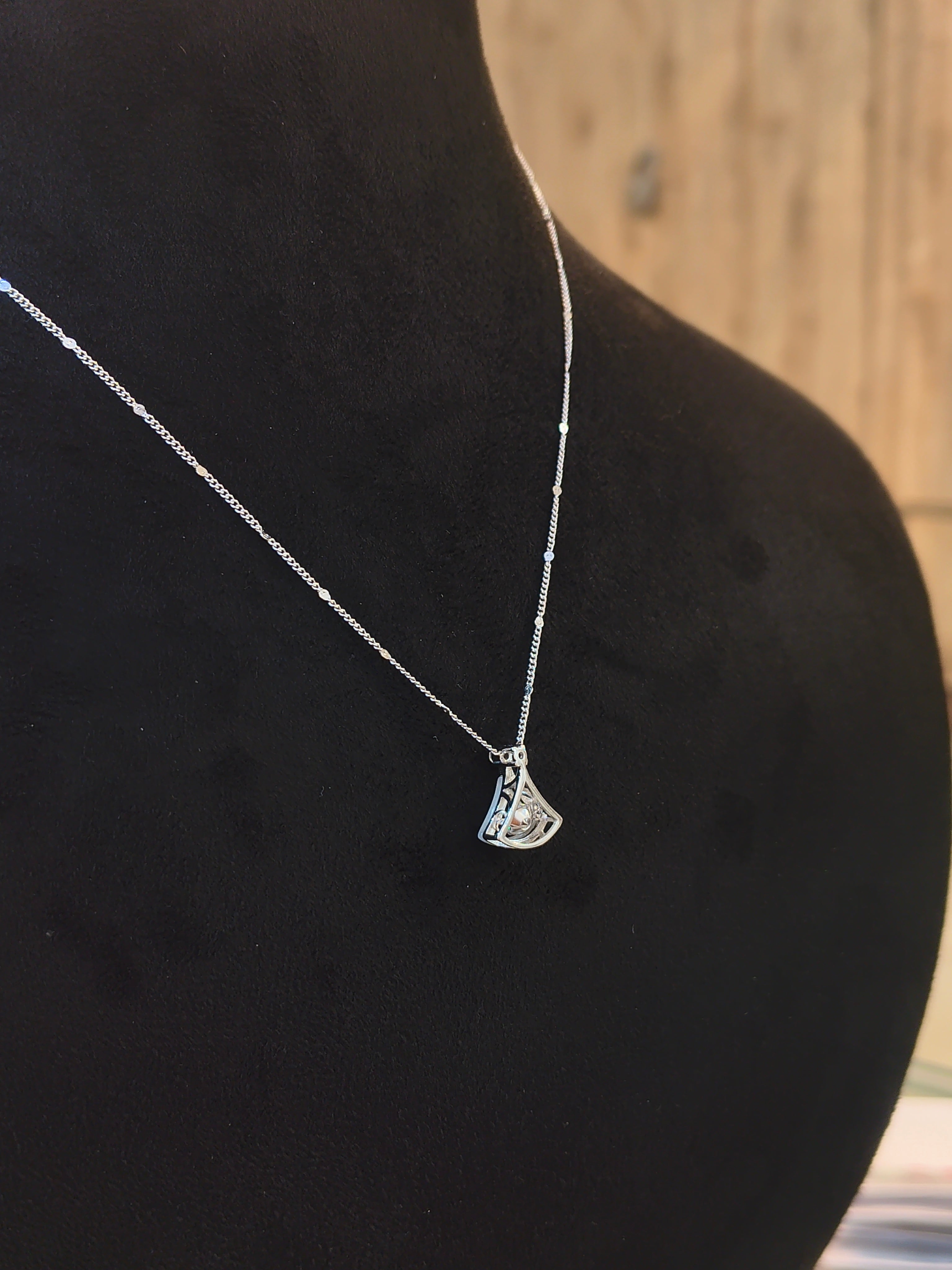 "शुद्ध चाँदी" Dancing Diamond Chain Pendant