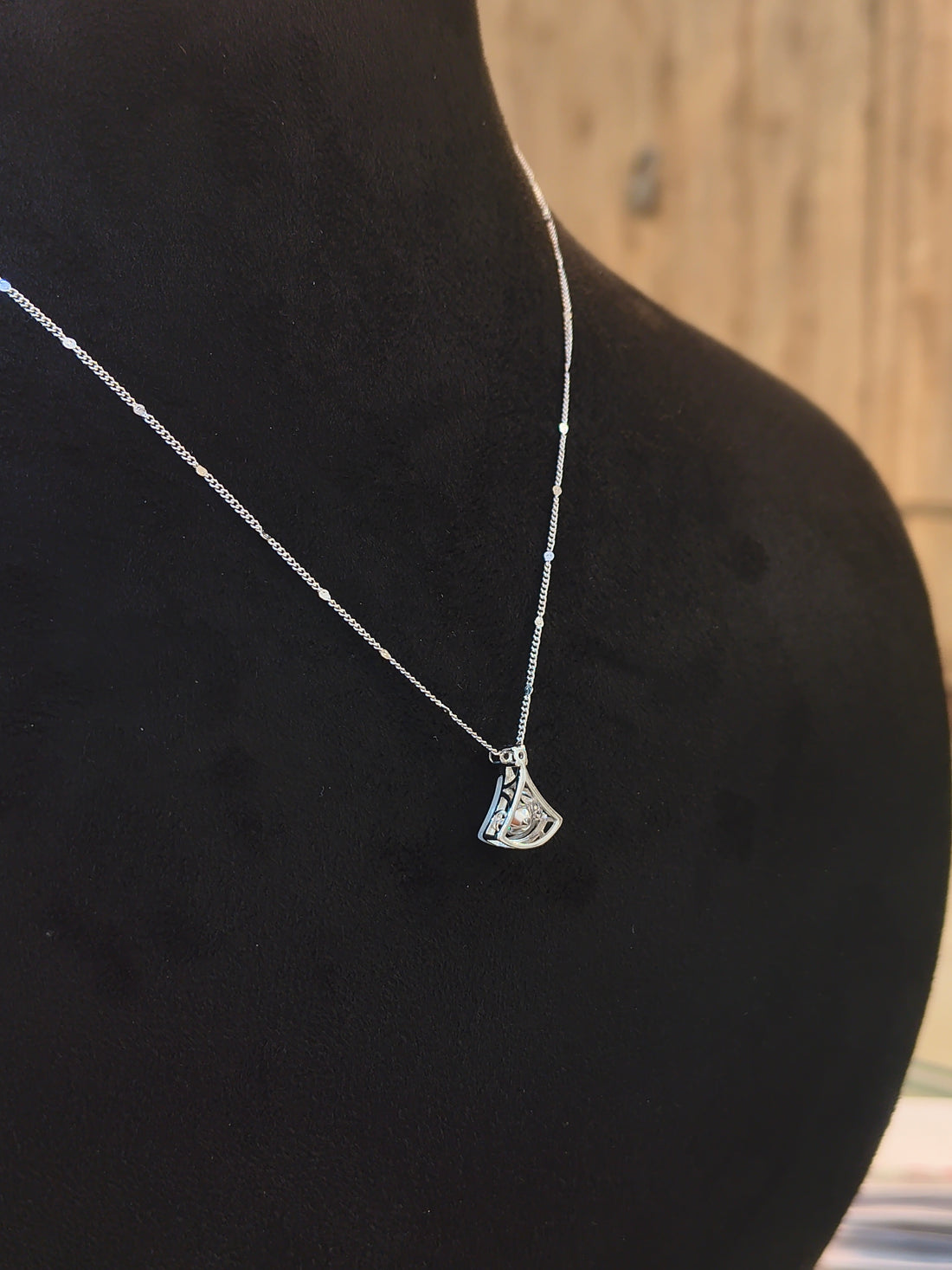 "शुद्ध चाँदी" Dancing Diamond Chain Pendant