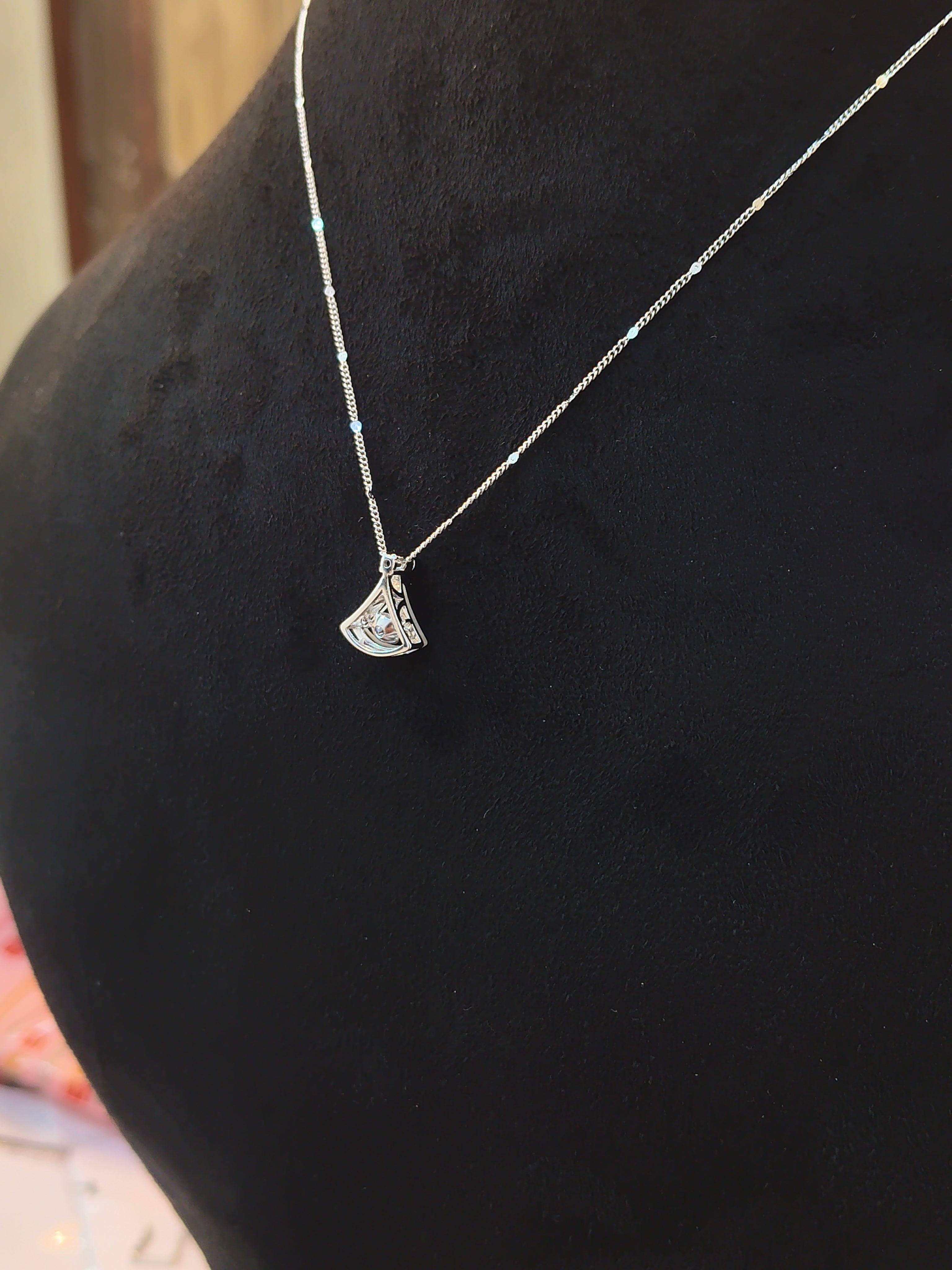 "शुद्ध चाँदी" Dancing Diamond Chain Pendant