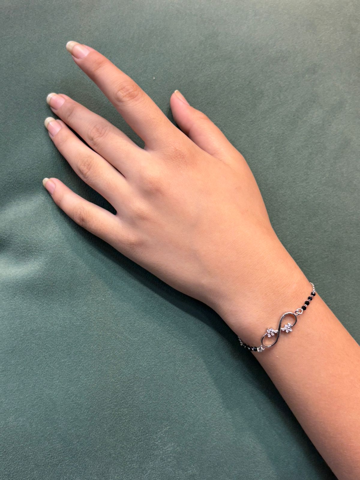 "शुद्ध चाँदी" Floral Infinity Mangalsutra